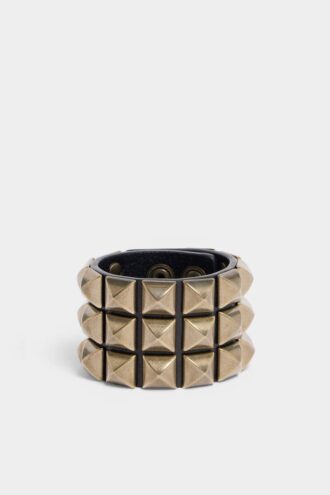 Armbånd med nitter over hele overflaten