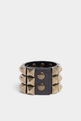 Armbånd med nitter over hele overflaten