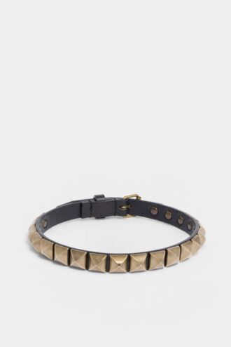 Choker med nitter over hele