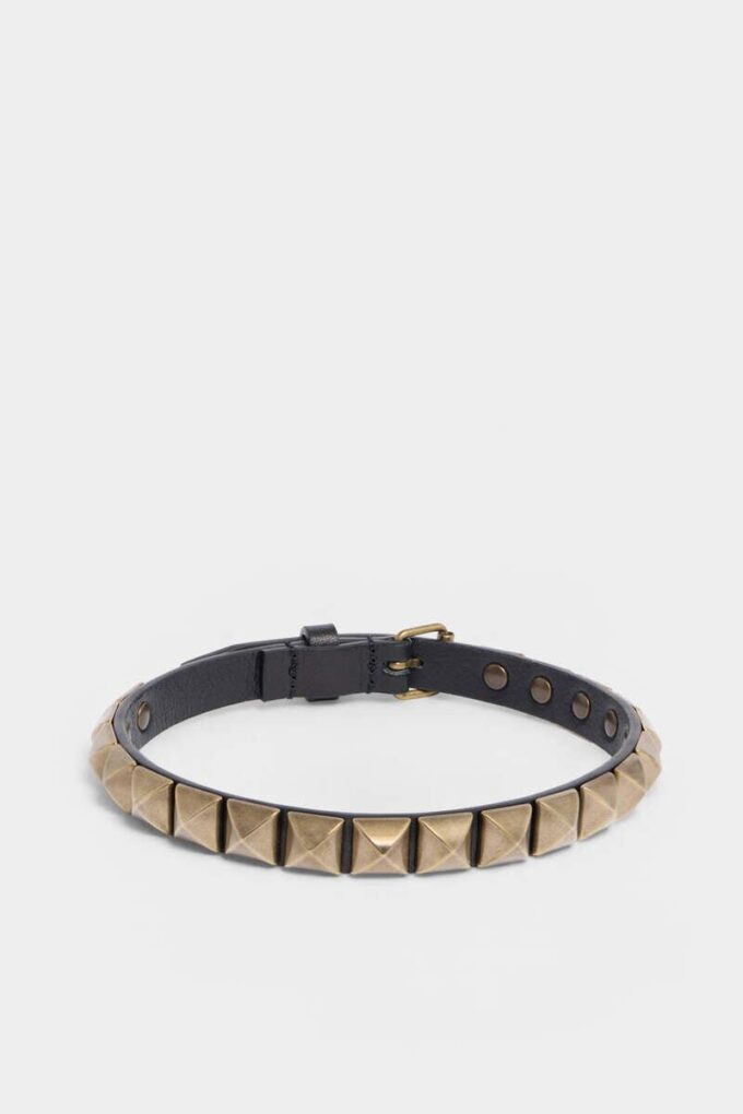 Choker med nitter over hele