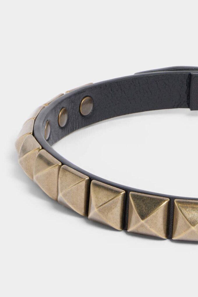 Choker med nitter over hele