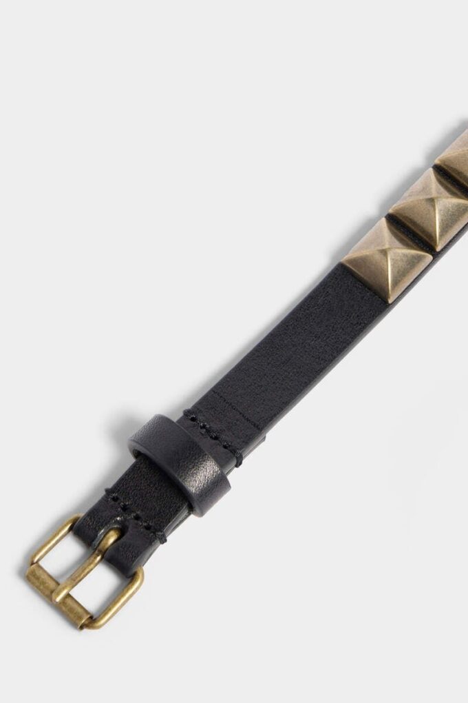 Choker med nitter over hele
