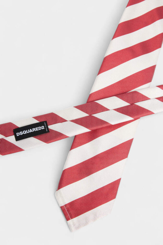 D2 Stripet klassisk slips D2 Stripet klassisk slips