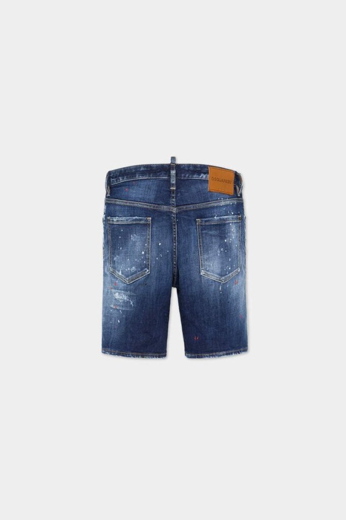 Marineblå shorts med røde prikker