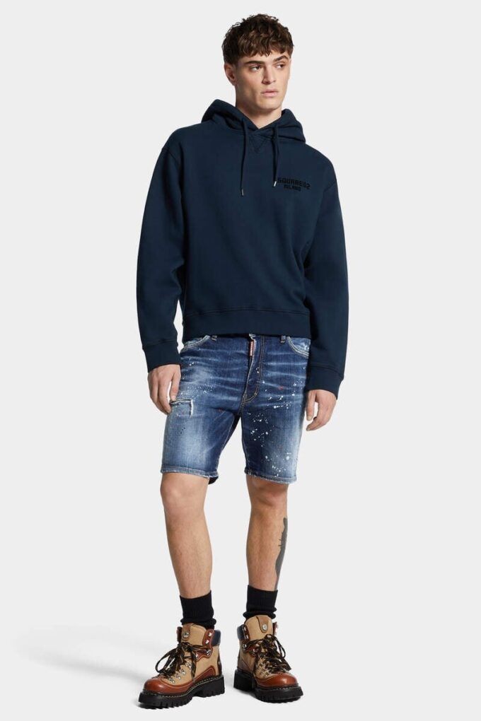 Marineblå shorts med røde prikker