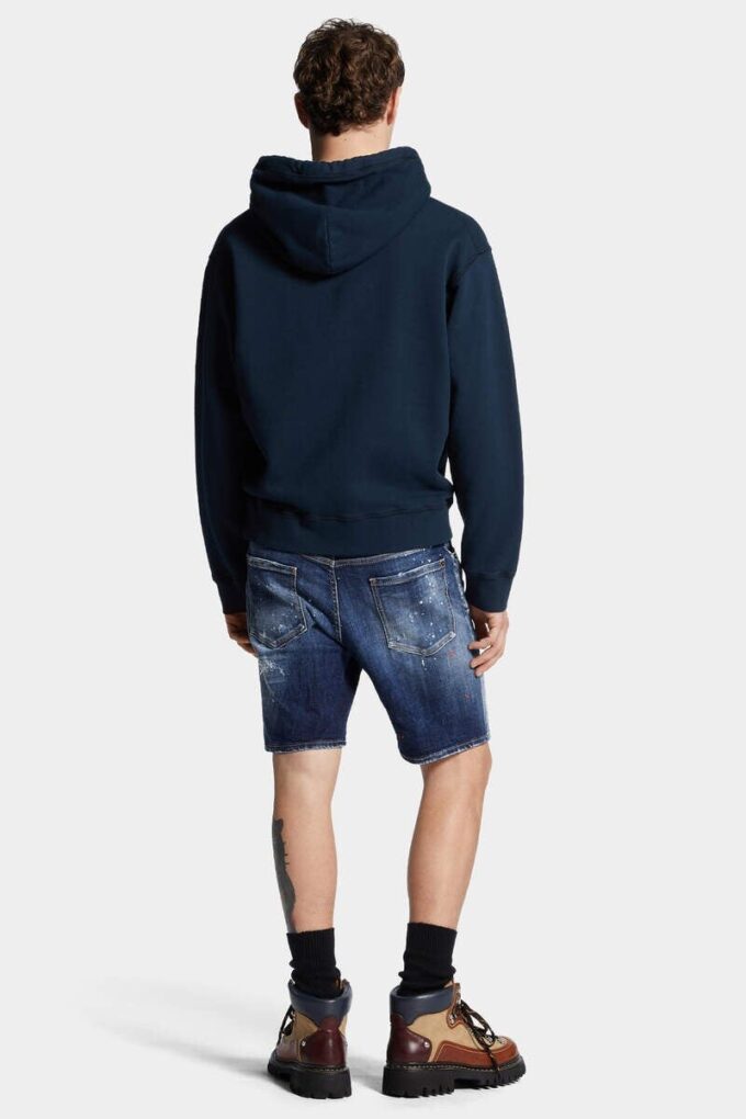Marineblå shorts med røde prikker