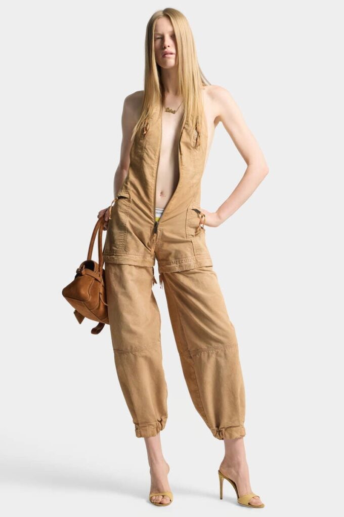 Plaggfarget jumpsuit i slitt stil