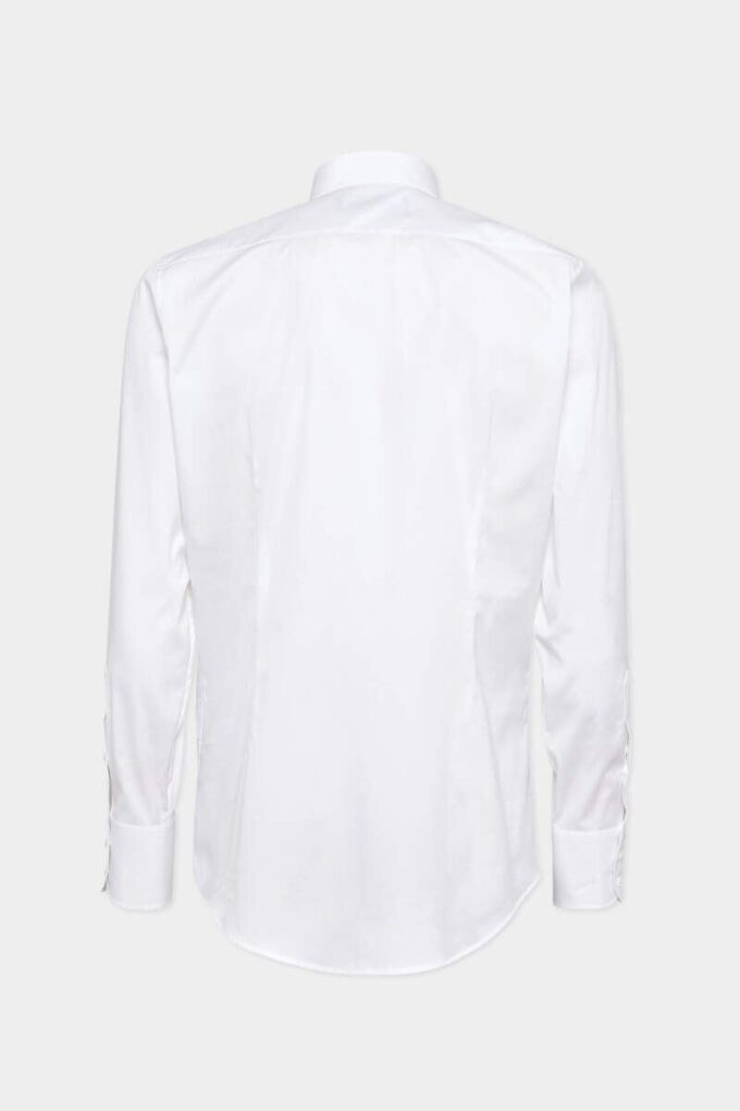 Skjorte med lett slim fit og nålkrage