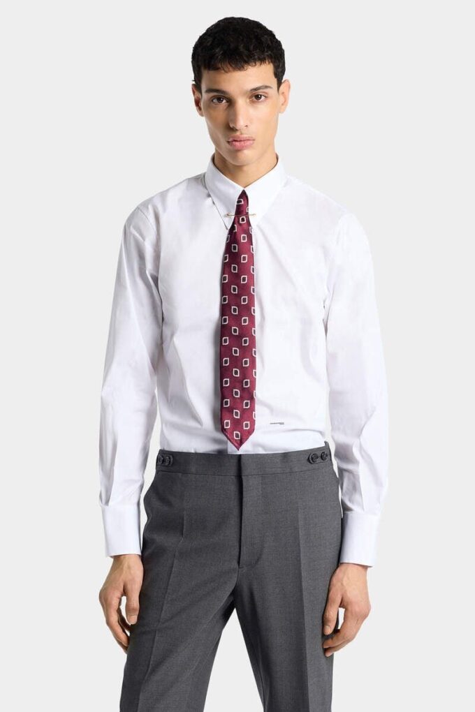 Skjorte med lett slim fit og nålkrage