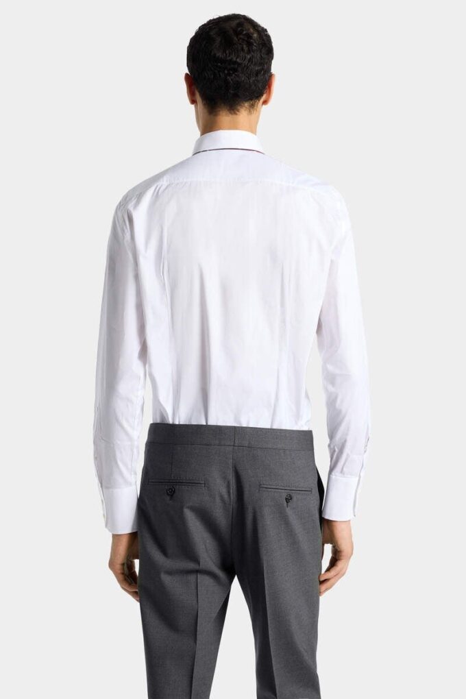 Skjorte med lett slim fit og nålkrage