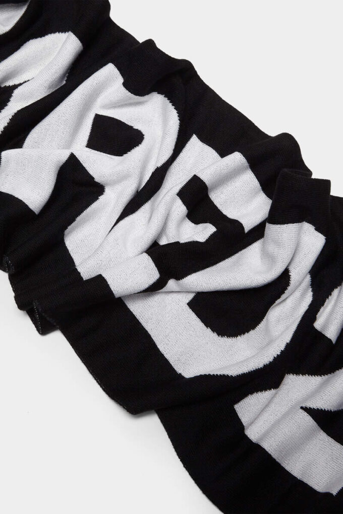Strikket skjerf med Dsquared2-logo